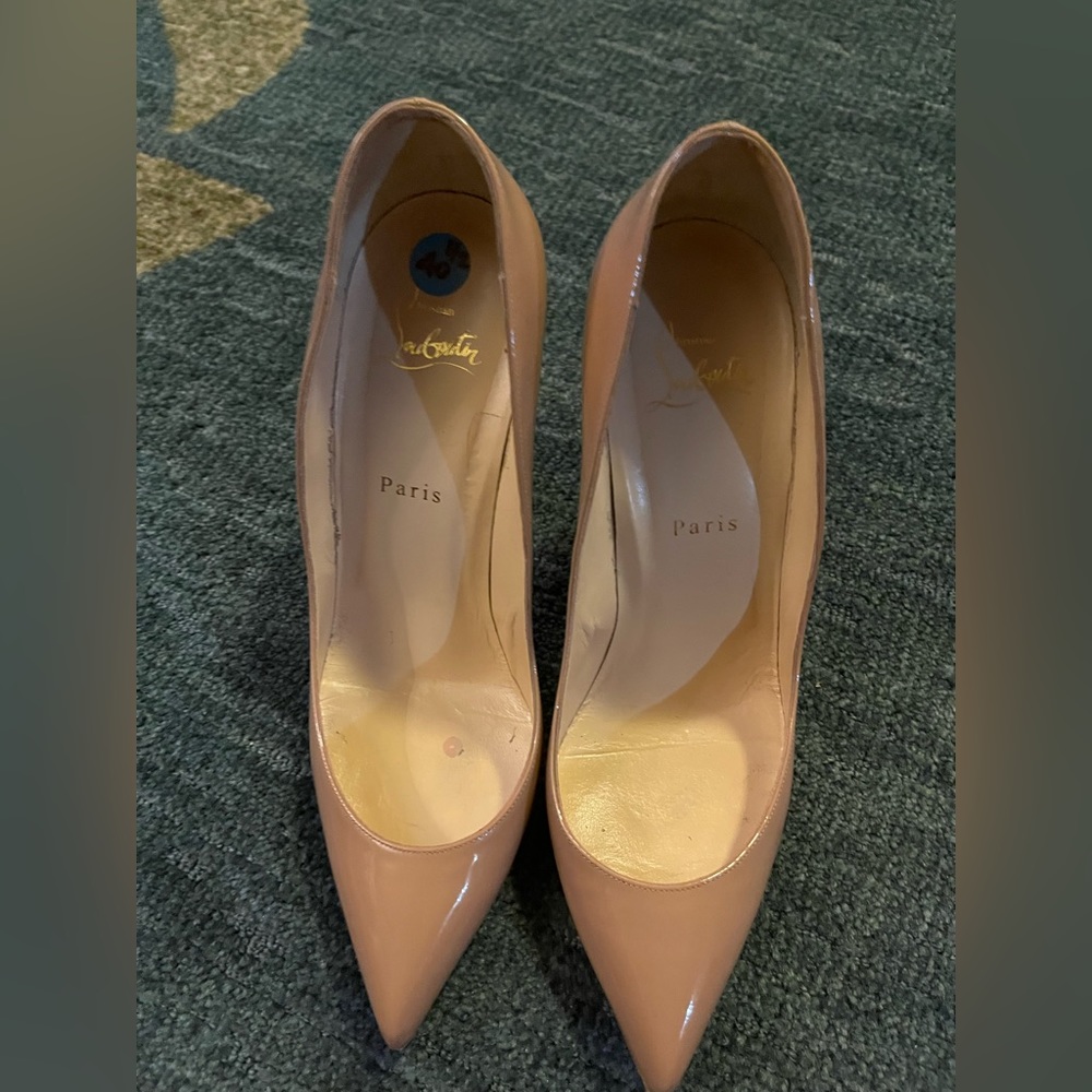 Christian louboutin size 40, red bottom shoe, Tan color very classic(red botton)